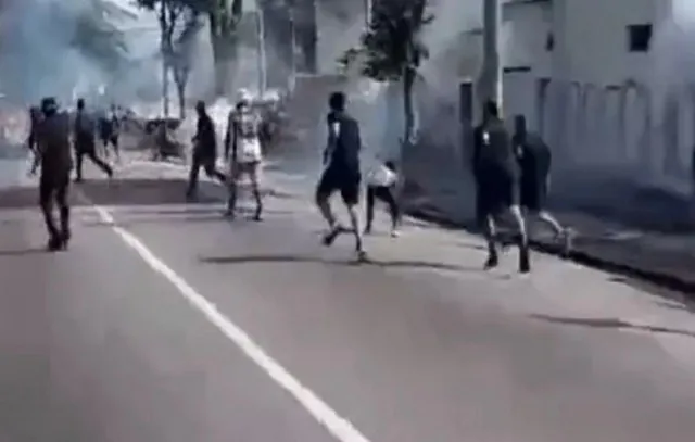 Torcedores de Flamengo e Botafogo brigam nas ruas do Rio antes do jogo pelo Brasileirão