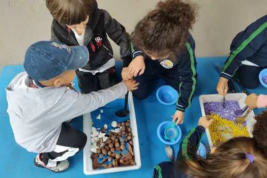 Escola de Ribeirão Pires aplica oficina “Brincar Heurístico”