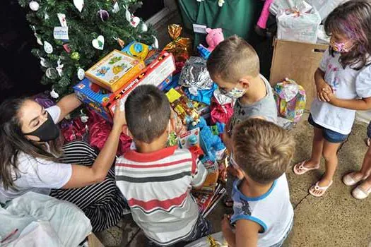 Fundo Social de Solidariedade entrega brinquedos em sistema drive-thru