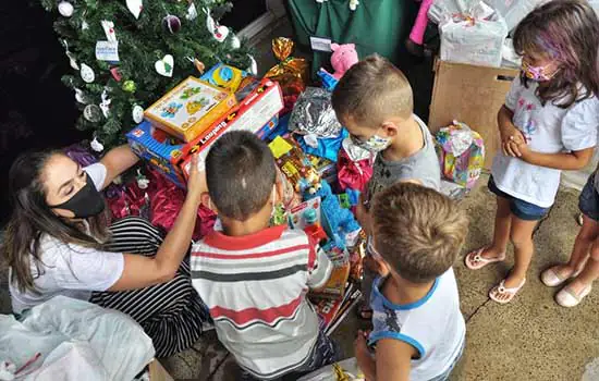 Fundo Social de Solidariedade entrega brinquedos em sistema drive-thru