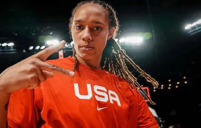 Brittney Griner desembarca nos EUA após ser libertada pelo governo russo