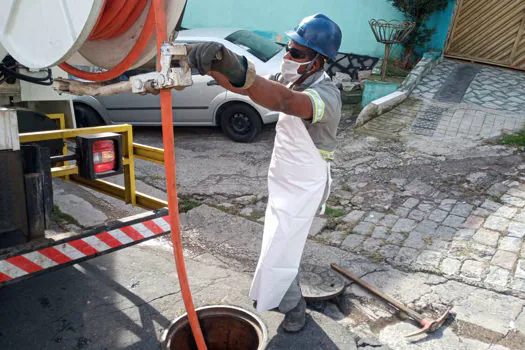 BRK Ambiental faz limpeza preventiva nas redes de esgoto em Mauá