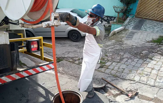 BRK Ambiental faz limpeza preventiva nas redes de esgoto em Mauá