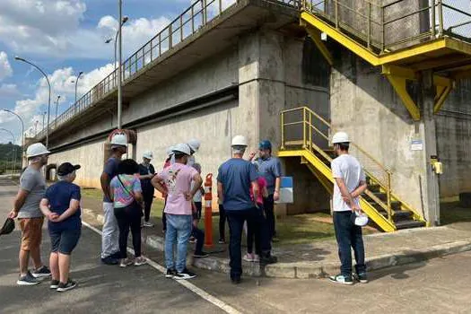 Filhos de funcionários da BRK visitam a Estação de Tratamento de Esgoto, em Mauá