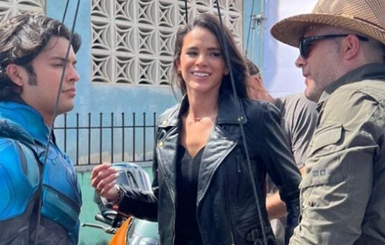 Bruna Marquezine se descuida e mostra bastidor de "Besouro Azul"