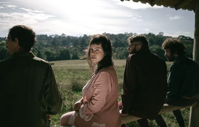 Bruna Lucchesi canta Paulo Leminski no show Quem Faz Amor Faz Barulho