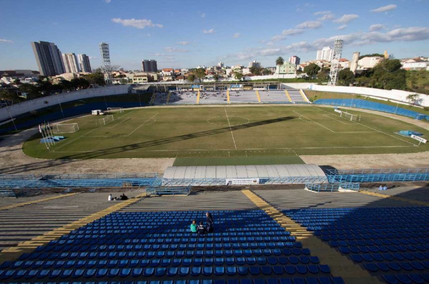 Estádio Municipal em festa com futebol americano