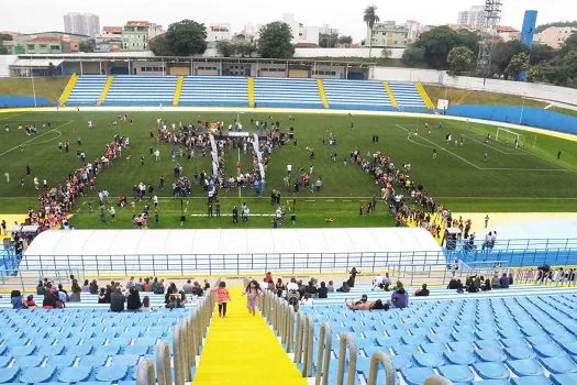 Santo André entrega novo gramado do Brunão