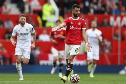 Pogba e Bruno Fernandes dão show e United goleia o Leeds em Old Trafford lotado