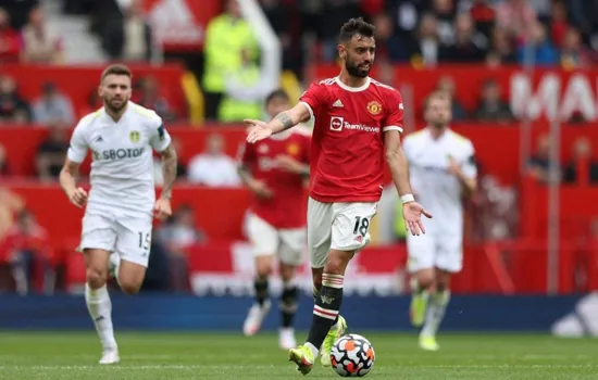 Pogba e Bruno Fernandes dão show e United goleia o Leeds em Old Trafford lotado