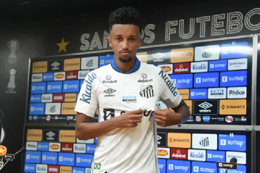 Bruno Oliveira é apresentado oficialmente com a camisa do Santos