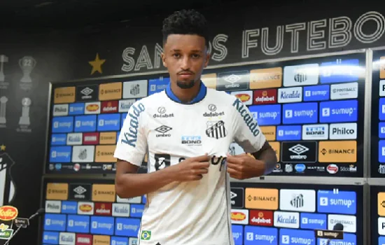 Bruno Oliveira é apresentado oficialmente com a camisa do Santos