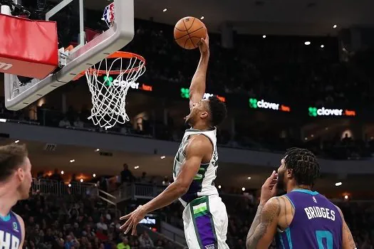 Antetokounmpo marca 40 pontos, Bucks vencem Hornets e alcançam 8ª vitória seguida