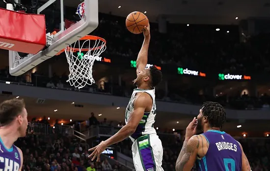 Antetokounmpo marca 40 pontos