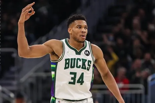 Antetokounmpo brilha e Bucks superam Lakers, sem LeBron, na NBA