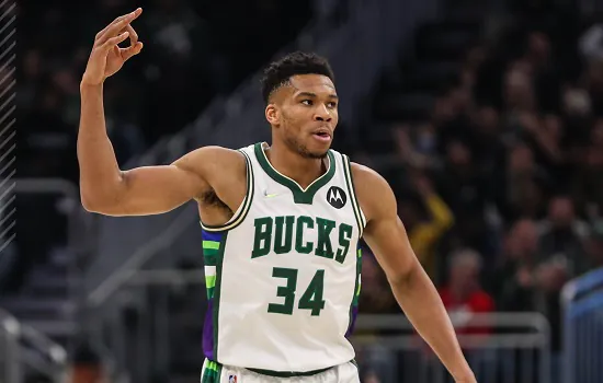 Antetokounmpo brilha e Bucks superam Lakers