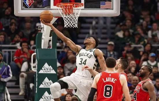 Antetokounmpo volta após lesão e Bucks arrasam Bulls na NBA; Warriors perdem