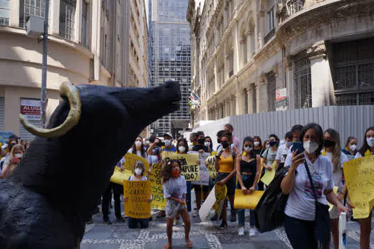 Ato em SP reúne cerca de 100 ativistas em defesa das búfalas de Brotas