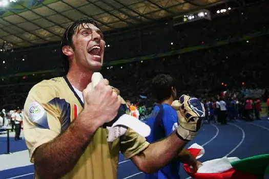 Aos 44 anos, Buffon realiza desejo e estende vínculo com o Parma até 2024