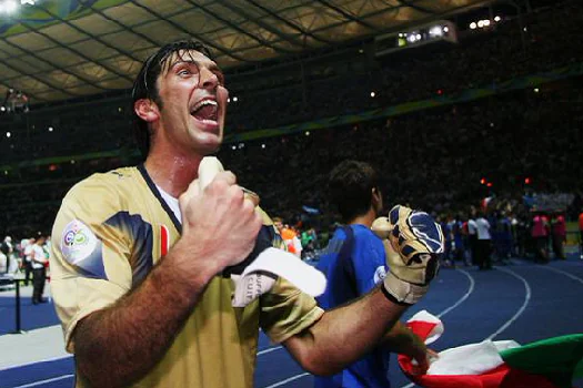 Buffon pretende jogar até os 50 anos e sonha em defender a Itália na Copa de 2026