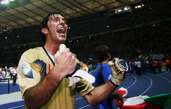 Buffon pretende jogar até os 50 anos e sonha em defender a Itália na Copa de 2026