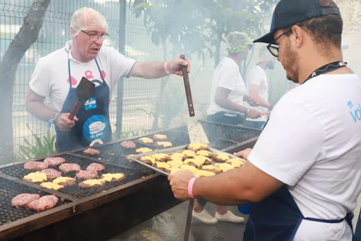 Hamburgada do Bem reúne 4 mil crianças no Complexo Esportivo Pedro Dell´Antonia