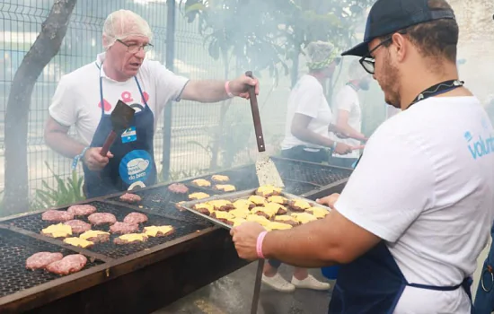 Hamburgada do Bem reúne 4 mil crianças no Complexo Esportivo Pedro Dell´Antonia