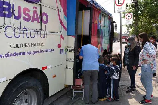 Em Diadema, biblioteca itinerante visita Emeb Carlos Drummond de Andrade