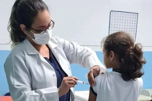 Ribeirão Pires faz busca ativa e vacina crianças nas escolas