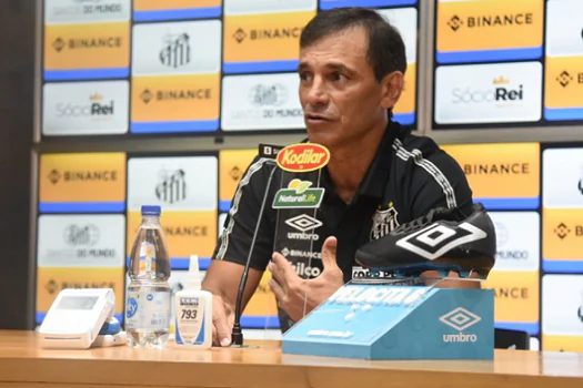 Aguardando por reforços, Fabián Bustos tenta ajustar lateral direita do Santos