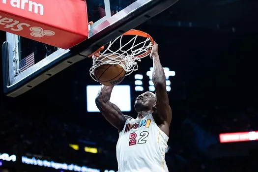 Heat se recupera na prorrogação e vence Hornets com show de Jimmy Butler