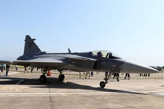 Caças Gripen comprados pelo Brasil recebem batismo operacional