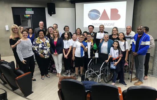 OAB Santo André entrega cadeiras de rodas da campanha Lacres e Tampinhas Solidárias