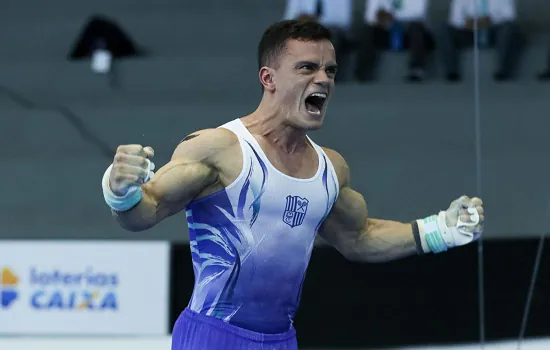 Caio Souza é ouro nas barras paralelas em etapa da Copa do Mundo