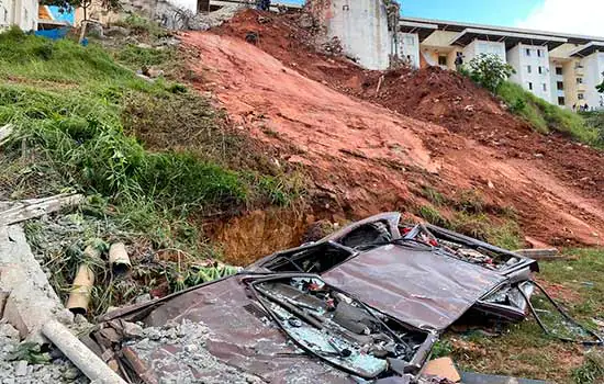 Estrutura de caixa d’água desaba em Diadema