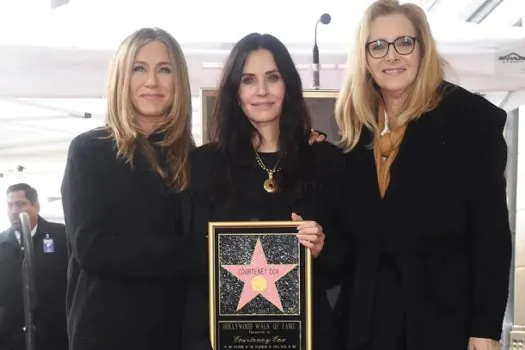 Courteney Cox reencontra elenco de ‘Friends’ durante homenagem na Calçada da Fama