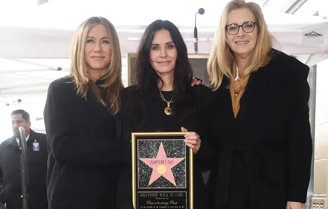 Courteney Cox reencontra elenco de ‘Friends’ durante homenagem na Calçada da Fama