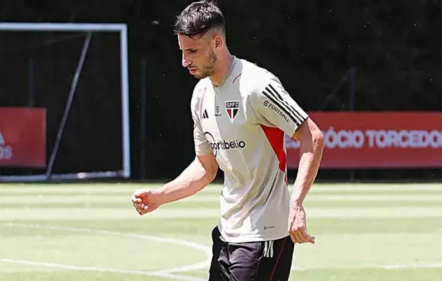 Calleri e Rafinha iniciam treinos no campo por volta na estreia do Brasileirão