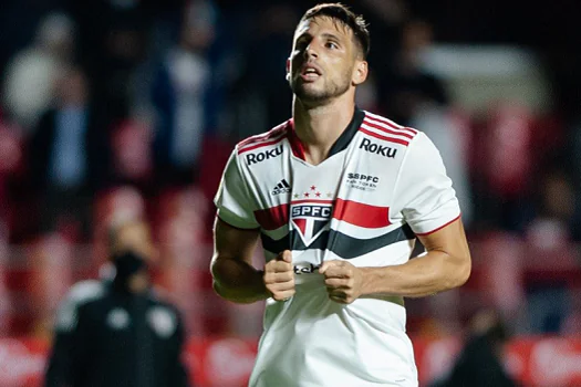 Calleri escapa de gancho, mas leva multa por derrubar celular de palmeirense