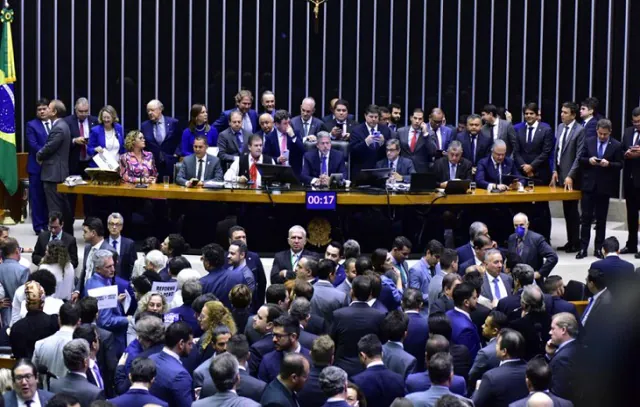 Câmara aprova reforma tributária em 1º turno com placar de 382 votos a 118