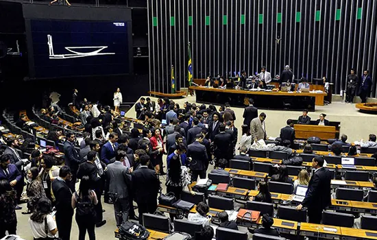 Câmara aprova quarentena para parlamentares; Eduardo Bolsonaro faz exames