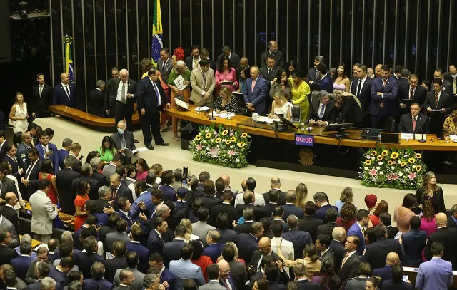 Parlamentares tomam posse na Câmara dos Deputados