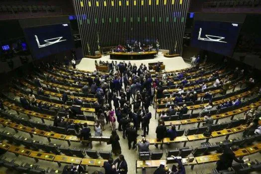 Lira propõe punição a deputados que brigarem após confusão na Câmara