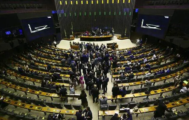 STF tem maioria para obrigar Congresso a corrigir número de deputados por Estado