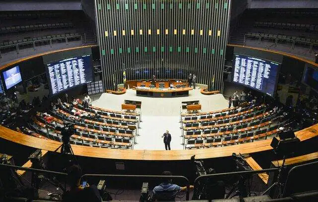 Deputados mais ausentes na Câmara faltaram uma em cada cinco sessões