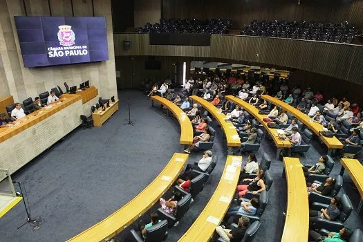 Câmara de SP propõe vacinar servidores antes