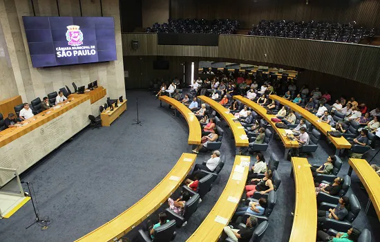 Câmara de SP propõe vacinar servidores antes