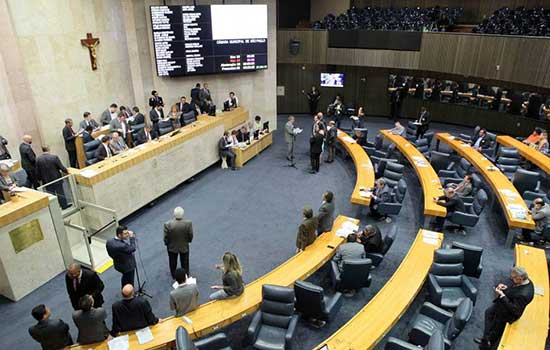 Vereadores de São Paulo aprovam 13º salário para si mesmos