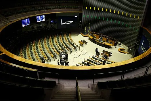 Deputados têm até hoje  (1º) para trocar de partido sem perder mandato