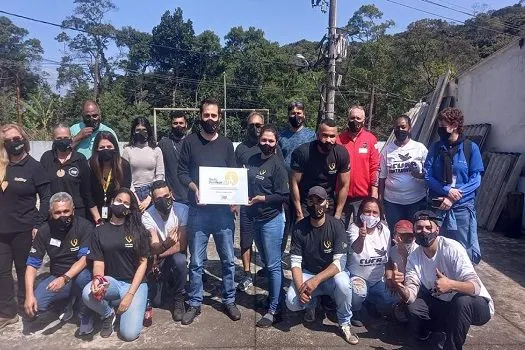 Instituto Camargo Corrêa doa material escolar para crianças de instituição em São Bernardo